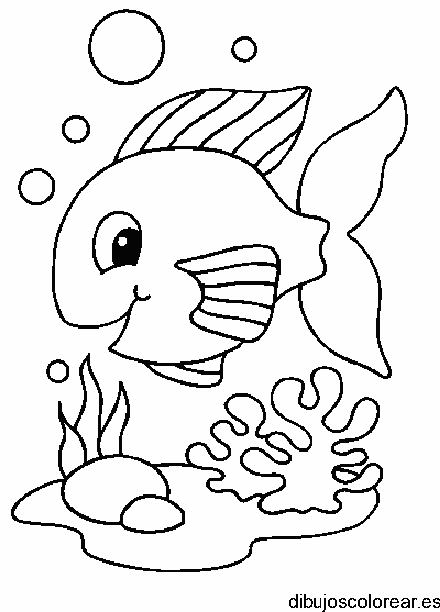 Dibujo de un pez entre las flores acuáticas