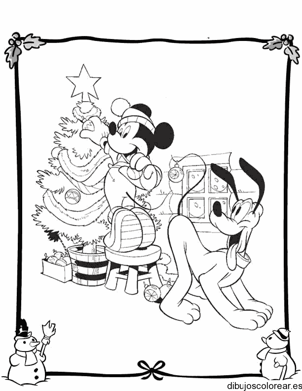 Dibujo de Mickey adornando el árbol